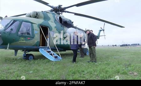 Kherson, Ukraine. 18th avril 2023. Montre le président russe Vladimir Poutine en visite au siège du groupement militaire de Dniepr dans la région de Kherson en Ukraine, qui est en partie contrôlée par les troupes russes, mardi 18 avril 2023. Le Kremlin déclare que Poutine a visité le quartier général des troupes russes combattant en Ukraine. Photo par Kremlin Pool/UPI. Crédit : UPI/Alay Live News Banque D'Images