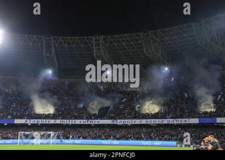 Naples, Campanie, Italie. 18th avril 2023. Napoli 04/18/2023, pendant le quart de finale de football de la Ligue des Champions 2022/23, entre les équipes de SSC Napoli vs AC Milan au stade Diego Armando Maradona.in photo: Supporters napoli (Credit image: © Fabio Sasso/ZUMA Press Wire) USAGE ÉDITORIAL SEULEMENT! Non destiné À un usage commercial ! Banque D'Images