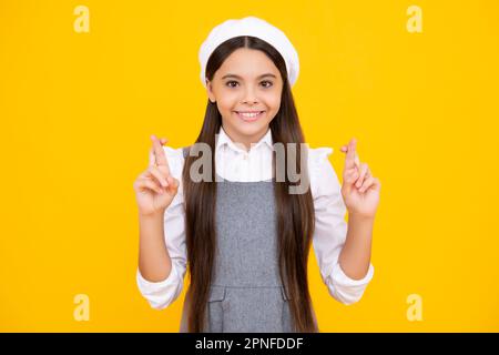 Visage heureux, émotions positives et souriantes de la jeune fille. Heureux adolescent joyeux souhaitant bonne chance, croise les doigts, a foi pour mieux, Banque D'Images