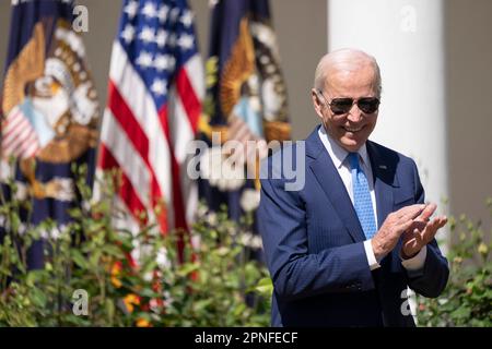 Washington, DC, 18 avril 2023. Le président des États-Unis, Joe Biden, applaudit lors d'une cérémonie sur les actions visant à aider les familles à accéder aux soins, à soutenir les travailleurs de soins et à renforcer l'économie à la Maison Blanche à Washington, DC, 18 avril 2023. Chris Kleponis - Pool via le CNP le président des États-Unis Joe Biden et la première dame Dr. Jill Biden accueillent les gouverneurs et leurs conjoints pour le dîner à la Maison Blanche lors de la réunion d'hiver de l'Association des gouverneurs nationaux à Washington, DC sur 11 février 2023. Crédit: Chris Kleponis/Pool via CNP Président des États-Unis Joe Biden et première dame Dr. Jill Biden Banque D'Images
