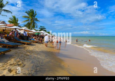 Arraial d'Ajuda, Porto Seguro, BA, Brésil - 04 janvier 2023: Vue de Praia do Mucuge, une plage touristique dans le nord-est du Brésil. Banque D'Images