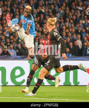 Naples, Campanie, Italie. 18th avril 2023. VICTOR OSIMHEN de SSC Napoli bonds pour le ballon lors du quart de finale du match de football de la Ligue des Champions entre SSC Napoli et AC Milan au stade Diego Armando Maradona à Naples. (Credit image: © Fabio Sasso/ZUMA Press Wire) USAGE ÉDITORIAL SEULEMENT! Non destiné À un usage commercial ! Banque D'Images