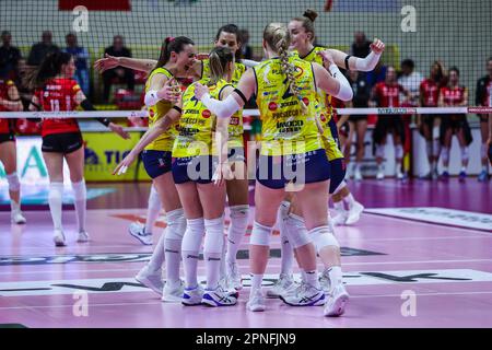 Busto Arsizio, Italie. 18th avril 2023. Prosecco Doc Imoco Conegliano les joueurs célèbrent pendant Volley Serie A Women 2022/23 quarts de finale jambe deux matchs de volley-ball entre UYBA Unet E-work Busto Arsizio et Prosecco Doc Imoco Conegliano à E-Work Arena, Busto Arsizio. SCORE FINAL Busto 0 | 3 Conegliano Credit: SOPA Images Limited/Alay Live News Banque D'Images