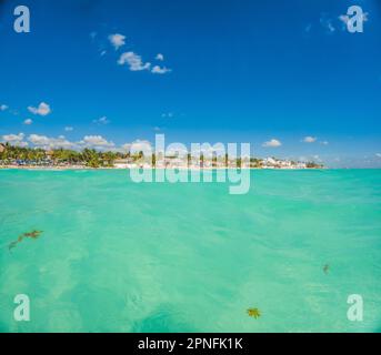 Vue reposante de l'intérieur de l'eau sur la plage côtière avec des vagues d'eau bleu turquoise au golfe du Mexique Banque D'Images