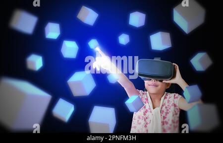 Une fille avec des lunettes de réalité virtuelle VR ou des lunettes qui se touchent et touchent des boîtes virtuelles flottantes. Concept de technologie métaverse. Style de vie futuriste Banque D'Images