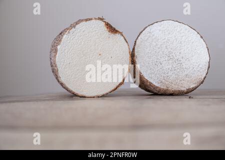 Pile de tubercules de Yam prêts à cuire Banque D'Images