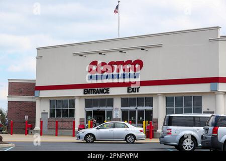 Harrisburg, États-Unis. 18th avril 2023. Vue extérieure du club de vente en gros Costco au Paxton Towne Centre près de Harrisburg. Crédit : SOPA Images Limited/Alamy Live News Banque D'Images
