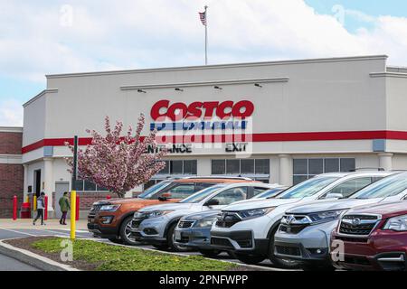 Harrisburg, États-Unis. 18th avril 2023. Vue extérieure du club de vente en gros Costco au Paxton Towne Centre près de Harrisburg. Crédit : SOPA Images Limited/Alamy Live News Banque D'Images