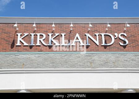 Harrisburg, États-Unis. 18th avril 2023. Vue extérieure du magasin de meubles de maison de Kirkland au Paxton Towne Centre près de Harrisburg. Crédit : SOPA Images Limited/Alamy Live News Banque D'Images