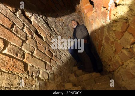 Mindelheim, Allemagne. 18th avril 2023. Markus Fischer, conservateur de district de l'histoire locale, se tient sur le Mindelburg dans un passage mural vieux de près de 900 ans qu'il a découvert. Credit: Karl-Josef Hildenbrand/dpa/Alay Live News Banque D'Images