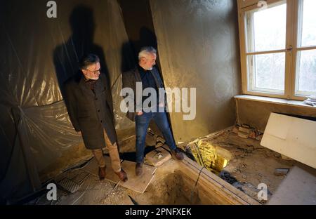 Mindelheim, Allemagne. 18th avril 2023. Christian Schedler (l), chef du bureau culturel, et Markus Fischer, conservateur de district de l'histoire locale, se tiennent à l'entrée d'un passage mural vieux de près de 900 ans au château de Mindelburg. Credit: Karl-Josef Hildenbrand/dpa/Alay Live News Banque D'Images