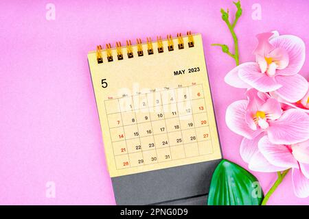 Mai 2023 Calendrier mensuel de bureau fait à partir de papier artisanal avec orchidée rose sur fond magnifique. Banque D'Images