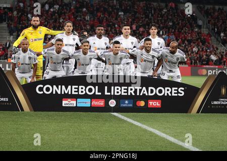 Curitiba, Parana, Brésil. 18th avril 2023. (SPO) Libertadores Cup: Athletico PR vs Atletico MG. 18 avril, Curitiba, Parana, Brésil: Match de football entre Athletico PR et Atletico MG valable pour le deuxième tour de la phase de groupe de la Copa Libertadores 2023 mardi, (18). Athletico a gagné 2-1. Buts marqués par V. Roque 7' et D. Terans 35' (P) pour Athletico tandis que Paulinho 70' pour Atletico MG. Mariano 87' reçu carte rouge .Credit: Edson de Souza/Thenews2 (Credit image: © Edson de Souza/TheNEWS2 via ZUMA Press Wire) USAGE ÉDITORIAL SEULEMENT! Non destiné À un usage commercial ! Banque D'Images