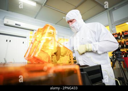 Itzehoe, Allemagne. 04th avril 2023. Les employés de la production de plaquettes travaillent dans la salle blanche de la société de semi-conducteurs Vishay Siliconix Itzehoe GmbH. Les plaquettes sont des plaquettes de silicium qui servent de supports pour la production de micropuces. Credit: Christian Charisius/dpa/Alay Live News Banque D'Images