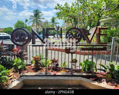 Kingston, Jamaïque. 25th mars 2023. Sur le terrain du musée Bob Marley, « One Love » est écrit en grandes lettres en bois - le titre d'une chanson du légendaire musicien reggae, tiré d'une citation de l'activiste jamaïcain Marcus Garvey, ainsi que le nom du café sur le terrain. Une statue de Marley peut être vue en arrière-plan. (À dpa-Korr 'Catch a Fire': Quand le reggae est sorti dans le monde il y a 50 ans') Credit: Nick Kaiser/dpa/Alay Live News Banque D'Images