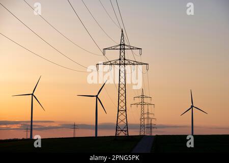 Parcs éoliens, éoliennes, éoliennes, pylônes haute tension, lignes électriques aériennes, Crépuscule, Alb souabe, Bade-Wurtemberg, Allemagne Banque D'Images