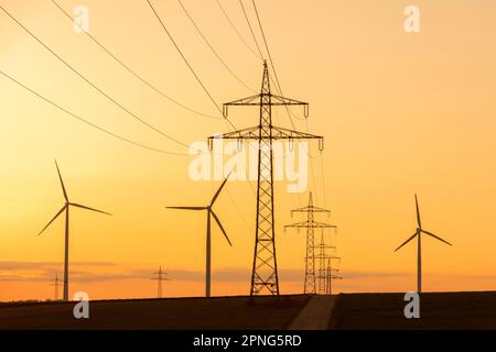 Parcs éoliens, éoliennes, éoliennes, pylônes haute tension, lignes électriques aériennes, Crépuscule, Alb souabe, Bade-Wurtemberg, Allemagne Banque D'Images