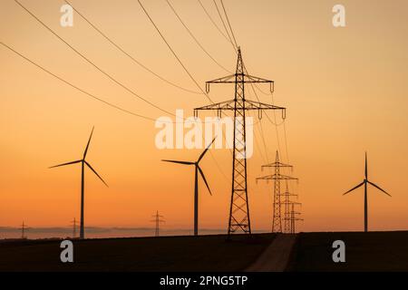 Parcs éoliens, éoliennes, éoliennes, pylônes haute tension, lignes électriques aériennes, Crépuscule, Alb souabe, Bade-Wurtemberg, Allemagne Banque D'Images