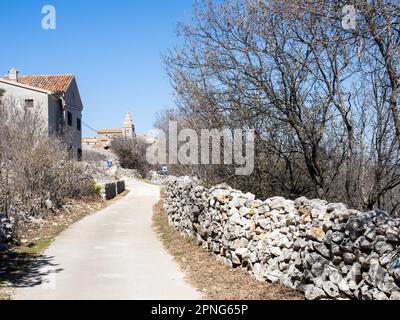 Village de montagne Lubenice, île de Cres, baie du golfe de Kvarner, Croatie Banque D'Images