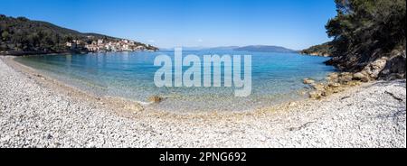Plage près du village de pêcheurs de Valun, l'île de Cres, la mer Adriatique, la baie de Kvarner, Croatie Banque D'Images