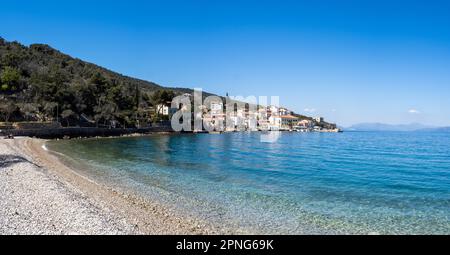 Plage au village de pêcheurs de Valun, l'île de Cres, la mer Adriatique, la baie de Kvarner, Croatie Banque D'Images