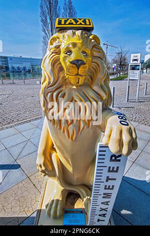 Taxi Lion, taxi Leo, par l'artiste Manfred Kraus, Lion Parade, New Munich Trade Fair Centre, Munich, Bavière, Allemagne Banque D'Images