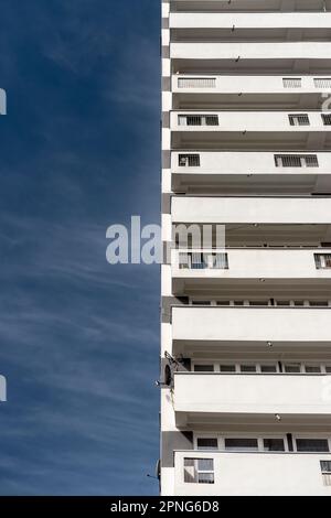 Bâtiment résidentiel moderniste avec balcons blancs. Architecture en béton contre le ciel bleu. Katowice, Pologne Banque D'Images