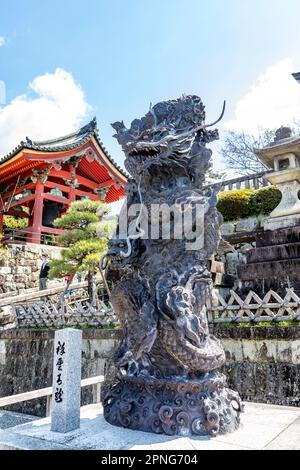 Temple Kiyomizu-dera Kyoto avril 2023 et le Dragon bleu de Kiyomizu-dera incarnation de Kannon et gardien de Kyoto, Japon. Banque D'Images