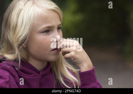 Fille (10) est réfléchie, Kiel, Schleswig-Holstein, Allemagne Banque D'Images