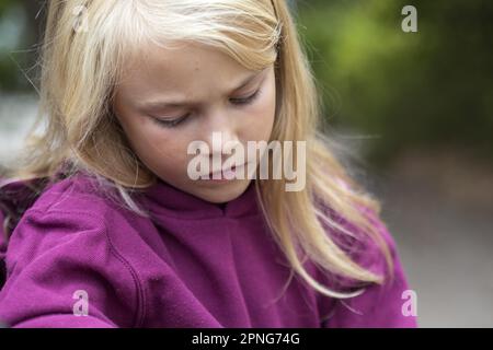 Fille (10) est réfléchie, Kiel, Schleswig-Holstein, Allemagne Banque D'Images