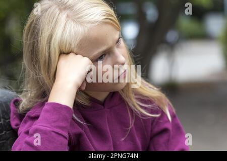 Fille (10) est réfléchie, Kiel, Schleswig-Holstein, Allemagne Banque D'Images