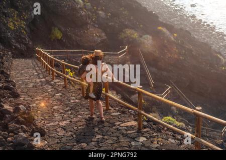 Coucher de soleil sur l'île El Hierro. Îles Canaries, mère et fils sur le chemin vers Charco Azul Banque D'Images