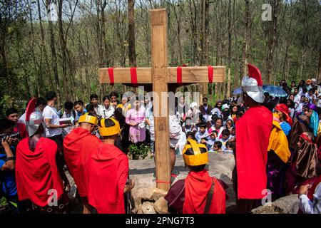 GUWAHATI, INDE, AVRIL 7: Chrétien indien lors de la procession annuelle du Vendredi Saint pour repromulguer la crucifixion de Jésus-Christ sur 7 avril 2023 In Banque D'Images