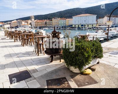 Promenade du port avec tables de restaurant, Cres Town, Cres Island, Croatie, Kvarner Gulf Bay, Mer Adriatique, Croatie Banque D'Images