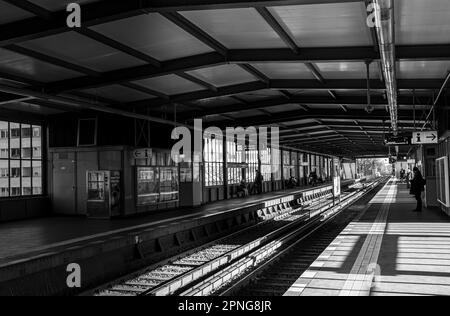 Photographie en noir et blanc, U Bahnhof Nollendorfplatz, Berlin, Allemagne Banque D'Images