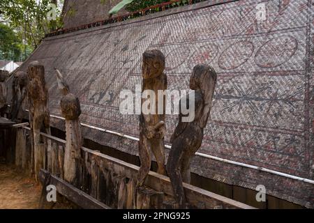 Vietnam : sculptures en bois autour d'un tombeau de Jarai, Musée d'ethnologie du Vietnam, Hanoï. Les Jarai ou Jarais sont un groupe ethnique qui se trouve dans les hautes terres centrales du Vietnam (principalement dans les provinces de Gia Lai et Kon Tum), ainsi que dans la province de Ratanakiri, dans le nord-est du Cambodge. Les tombeaux traditionnels de Jarai sont de petites huttes dans lesquelles les possessions du défunt sont placées. Autour de la tombe, des piliers en bois sont surmontés de sculptures brutes, dont certaines représentent des gardiens spirituels. Banque D'Images