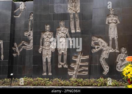 Vietnam : fresque du Mémorial au Musée de la prison de Hoa Lo, Hanoi. L'administration coloniale française a construit la prison de Hoa Lo en 1896. Initialement prévu pour détenir 450 prisonniers, le nombre de détenus avait grimpé à près de 2 000 en 1930s, la grande majorité des prisonniers politiques. La prison de Hoa Lo a acquis une notoriété au cours de la deuxième guerre d'Indochine comme lieu d'incarcération pour les pilotes américains démis, qui ont ironiquement surnommé la prison "Hanoi Hilton". Banque D'Images