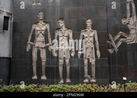 Vietnam : fresque du Mémorial au Musée de la prison de Hoa Lo, Hanoi. L'administration coloniale française a construit la prison de Hoa Lo en 1896. Initialement prévu pour détenir 450 prisonniers, le nombre de détenus avait grimpé à près de 2 000 en 1930s, la grande majorité des prisonniers politiques. La prison de Hoa Lo a acquis une notoriété au cours de la deuxième guerre d'Indochine comme lieu d'incarcération pour les pilotes américains démis, qui ont ironiquement surnommé la prison "Hanoi Hilton". Banque D'Images