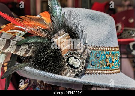 Décoration de plumes sur un chapeau bavarois, Auer Dult, Munich, Bavière, Allemagne Banque D'Images