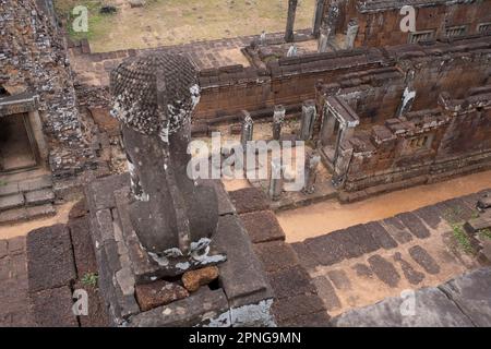 Cambodge: Un singh (lion mythique) regarde vers le bas sur Pre Rup (un temple dédié à l'origine au dieu hindou Shiva), Angkor. Pré Rup a été construit comme le temple d'état du roi khmer Rajendravarman et dédié en 961 ou début 962. C'est une montagne de temple de construction combinée de briques, de laterite et de grès. Il a été dédié au dieu hindou Shiva, et est probablement situé sur un ancien ashram Shaivite, construit par Yasovarman I au siècle précédent. Banque D'Images