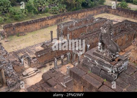 Cambodge: Un singh (lion mythique) regarde vers le bas sur Pre Rup (un temple dédié à l'origine au dieu hindou Shiva), Angkor. Pré Rup a été construit comme le temple d'état du roi khmer Rajendravarman et dédié en 961 ou début 962. C'est une montagne de temple de construction combinée de briques, de laterite et de grès. Il a été dédié au dieu hindou Shiva, et est probablement situé sur un ancien ashram Shaivite, construit par Yasovarman I au siècle précédent. Banque D'Images