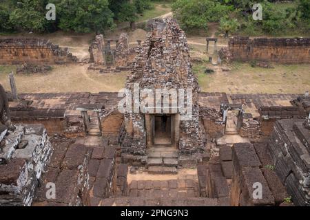 Cambodge: Pre Rup (temple initialement dédié au dieu hindou Shiva), Angkor. Pré Rup a été construit comme le temple d'état du roi khmer Rajendravarman et dédié en 961 ou début 962. C'est une montagne de temple de construction combinée de briques, de laterite et de grès. Il a été dédié au dieu hindou Shiva, et est probablement situé sur un ancien ashram Shaivite, construit par Yasovarman I au siècle précédent. Banque D'Images