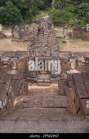 Cambodge: Pre Rup (temple initialement dédié au dieu hindou Shiva), Angkor. Pré Rup a été construit comme le temple d'état du roi khmer Rajendravarman et dédié en 961 ou début 962. C'est une montagne de temple de construction combinée de briques, de laterite et de grès. Il a été dédié au dieu hindou Shiva, et est probablement situé sur un ancien ashram Shaivite, construit par Yasovarman I au siècle précédent. Banque D'Images