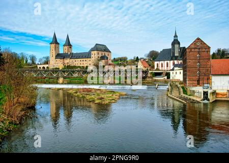 Château de Rochlitz avec rivière Zwickauer Mulde, sur la droite église de Petri, usine d'ATE et échelle à poissons, Rochlitz, Saxe, Allemagne Banque D'Images