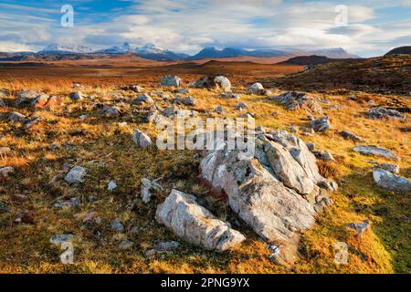 Des rochers frappants dans les Highlands écossais au vin avec les montagnes enneigées de Suilven et Stack Polly en arrière-plan, Achnahaid dedans Banque D'Images