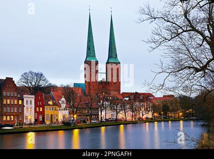 La cathédrale avec l'Obertrave dans la soirée, Luebeck, Schleswig-Holstein, Allemagne Banque D'Images