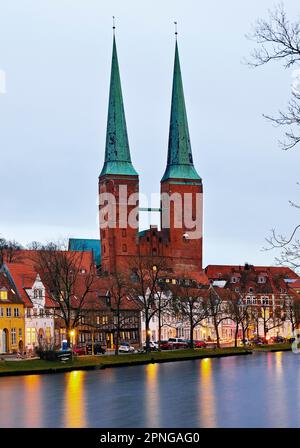 La cathédrale avec l'Obertrave dans la soirée, Luebeck, Schleswig-Holstein, Allemagne Banque D'Images