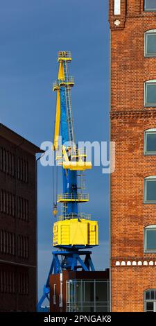 Grue derrière les entrepôts historiques, Vieux Port, ville hanséatique de Wismar, Mecklembourg-Poméranie occidentale, Allemagne Banque D'Images