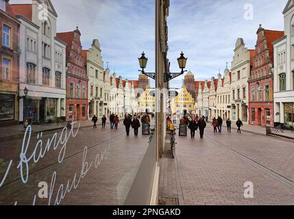 Les façades de pignon de Kraemerstrasse se reflètent dans la vitrine de la Galleria, Wismar, Mecklembourg-Poméranie-Occidentale, Allemagne Banque D'Images