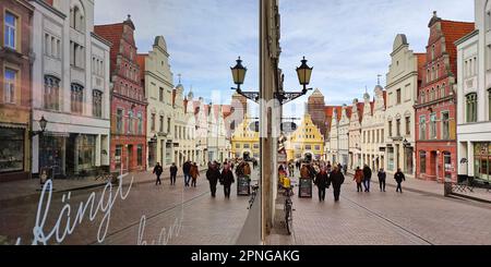 Les façades de pignon de Kraemerstrasse se reflètent dans la vitrine de la Galleria, Wismar, Mecklembourg-Poméranie-Occidentale, Allemagne Banque D'Images